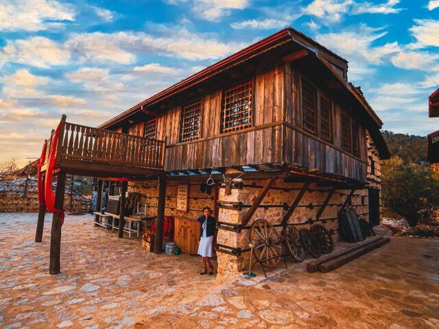 Düğmeli Evler ve Altınbeşik Mağarası Turu